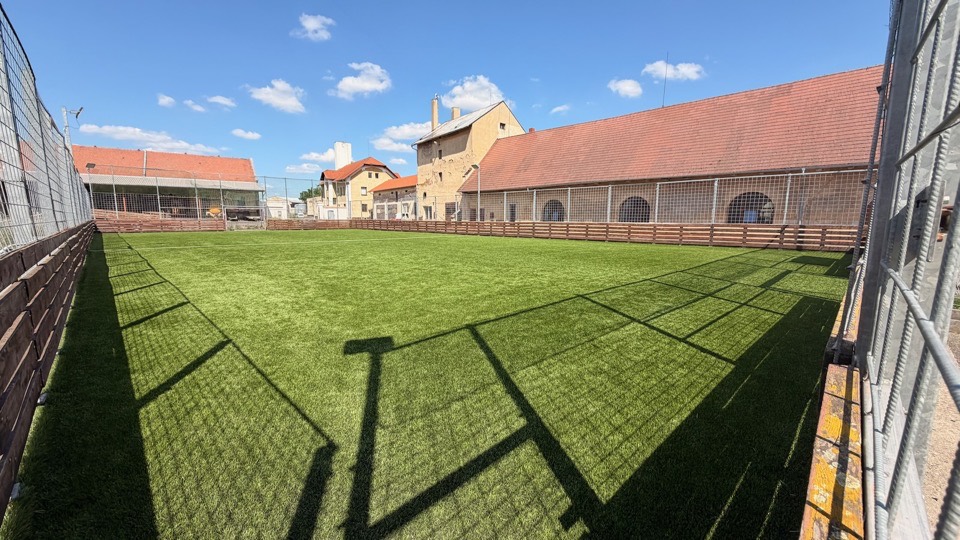 Venkovní hřiště na dvoře — Umělý trávník
