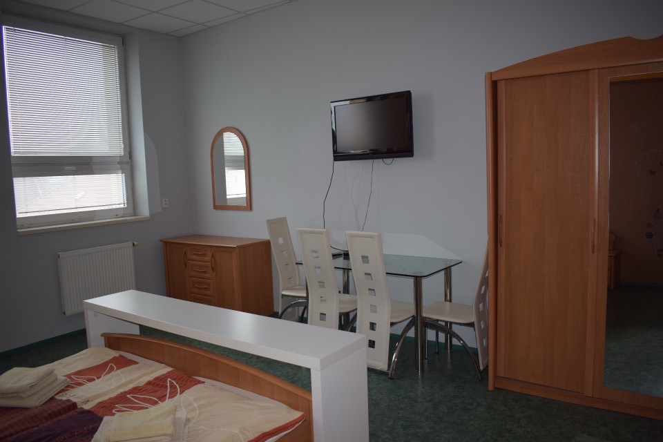 Lůžka a nábytek v apartmánu nové budovy