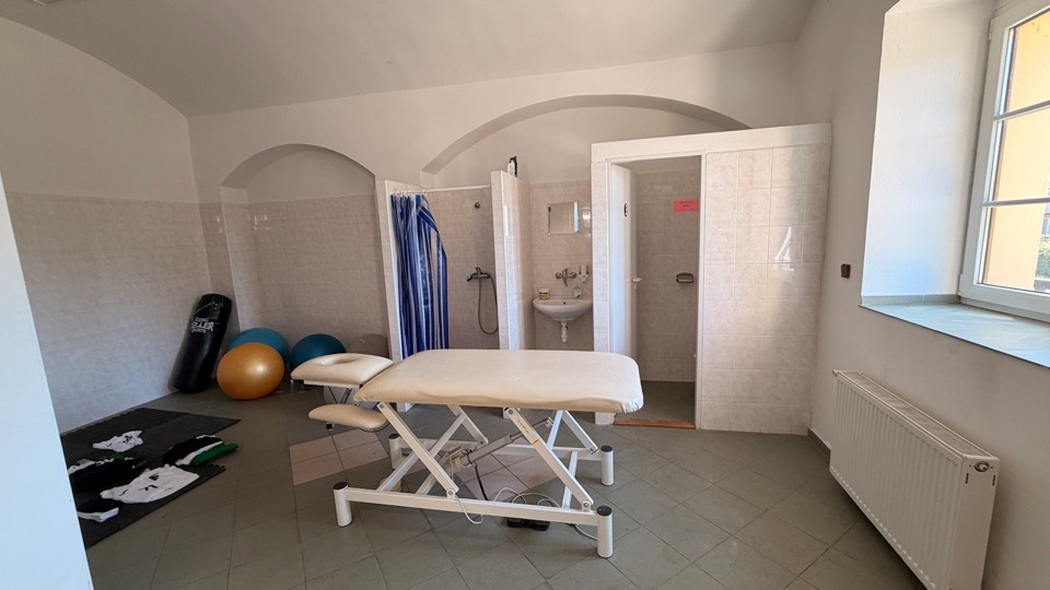 Vybavení posilovny — činky, medicinbaly a posilovací lavice